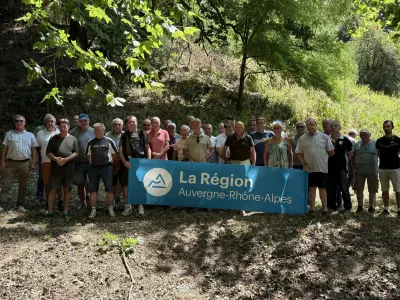 Photo de groupe de la visite du 23 juillet 2026 : chasseurs de Haute-Loire et de la Drôme, techniciens de la FDC Isère, banderole Région Auvergne-Rhône-Alpes